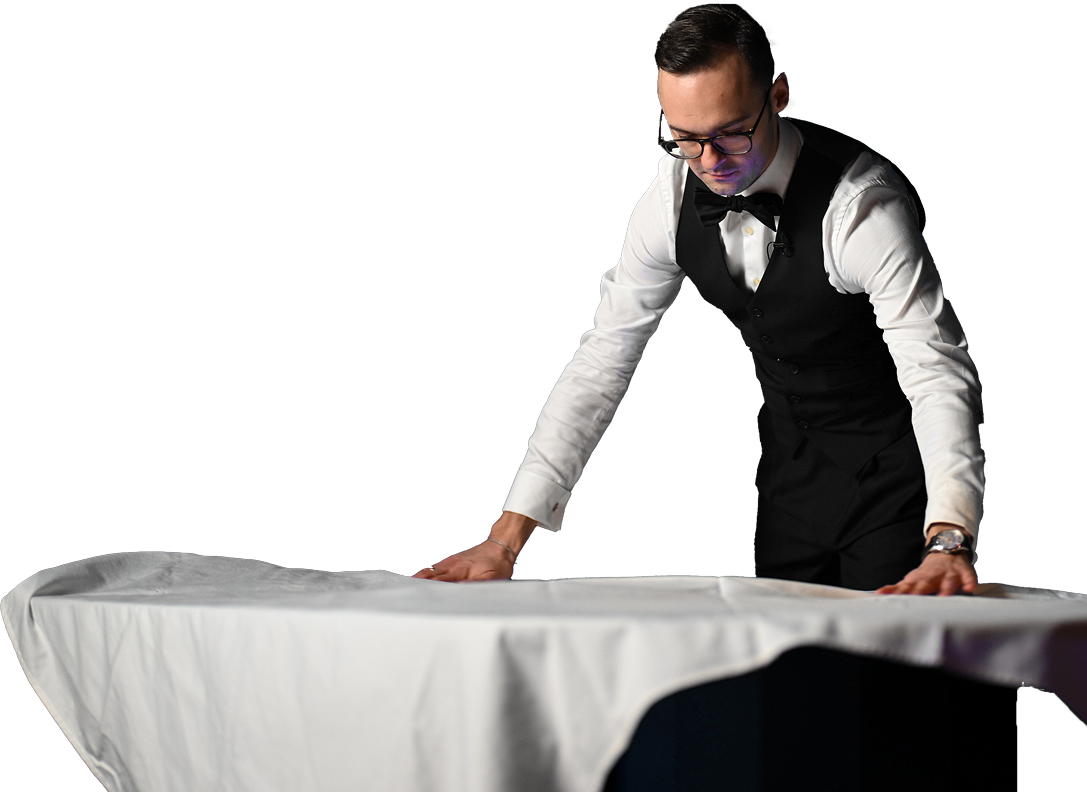 Vilius Vėberis pasilenkęs prie stalo, tvarko stalčius – svetingumo kultūra